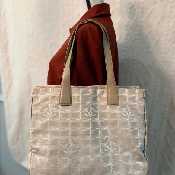 CHANEL Tote - Picture 4 of 15